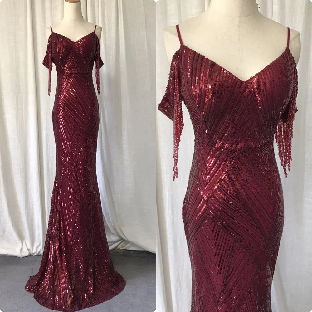 Vestido de Festa Dourado com Lantejoulas, Renda e Modelagem Sereia