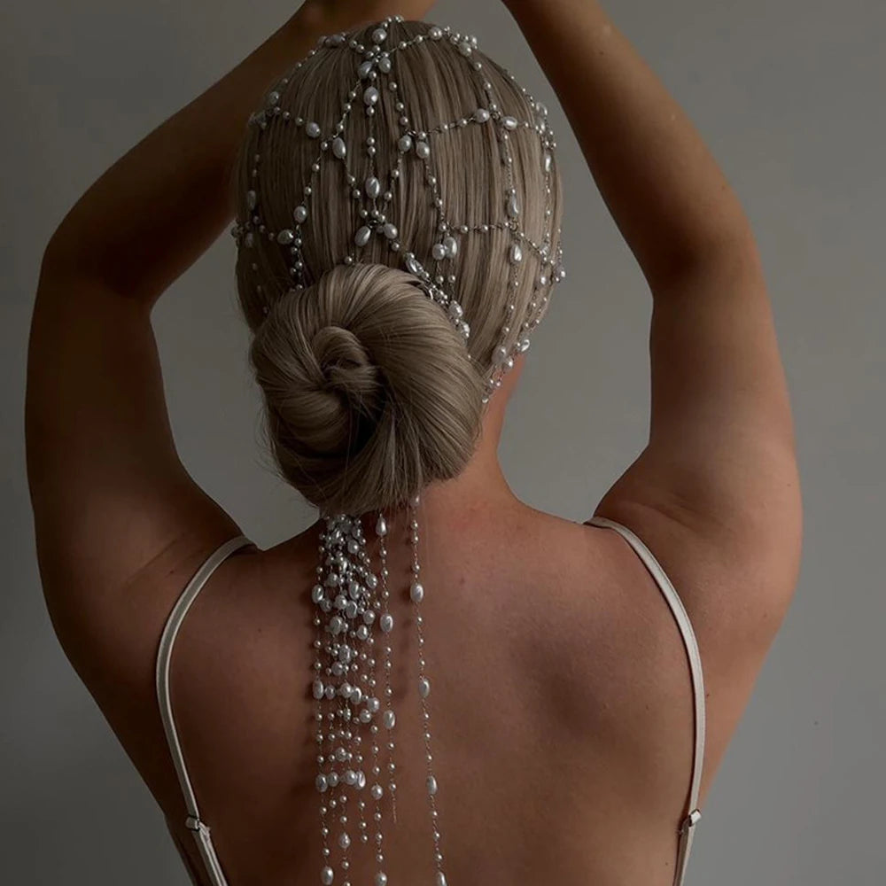 Acessório de cabeça estilo princesa com rede de pérolas artificiais e correntes com pingentes de strass redondos; elegante