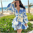 Vestidos curtos femininos com estampa tie-dye e decote em V profundo, manga flare, estampa slim, várias pregas,