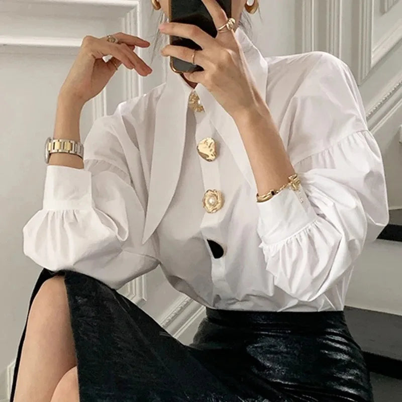 Camisa Feminina Oversized Branca com Pérolas e Gola Lapela