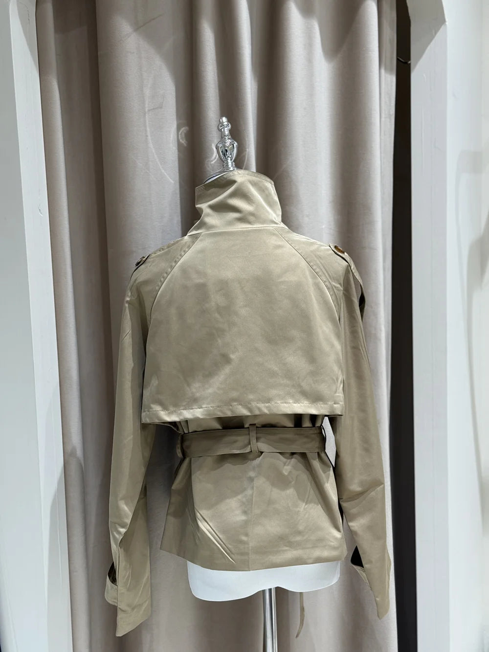 Jaqueta Trench Curta com Cinto, Abotoamento Duplo e Gola Alta – Estilo Casual, Vintage e Chic