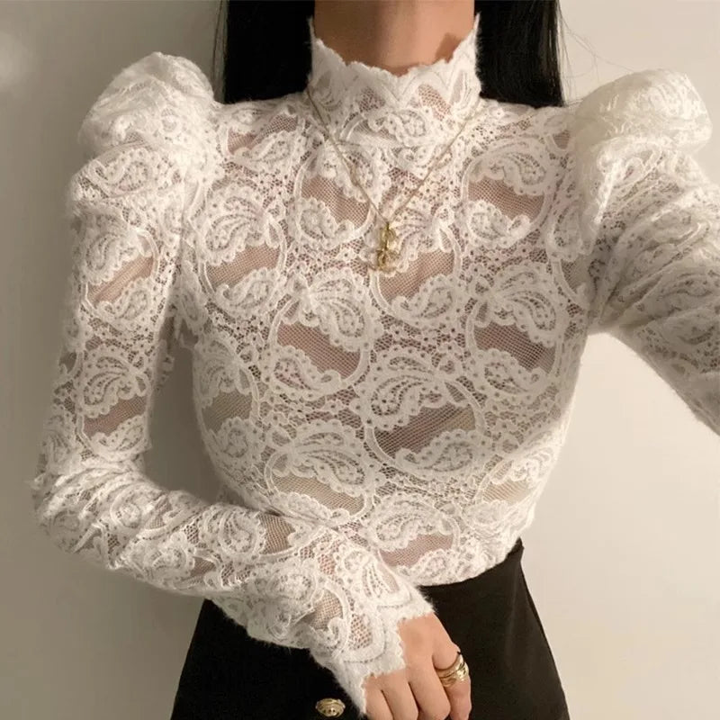 Camisa Feminina com Renda e Recortes Vazados