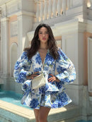 Vestidos curtos femininos com estampa tie-dye e decote em V profundo, manga flare, estampa slim, várias pregas,