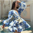 Vestidos curtos femininos com estampa tie-dye e decote em V profundo, manga flare, estampa slim, várias pregas,