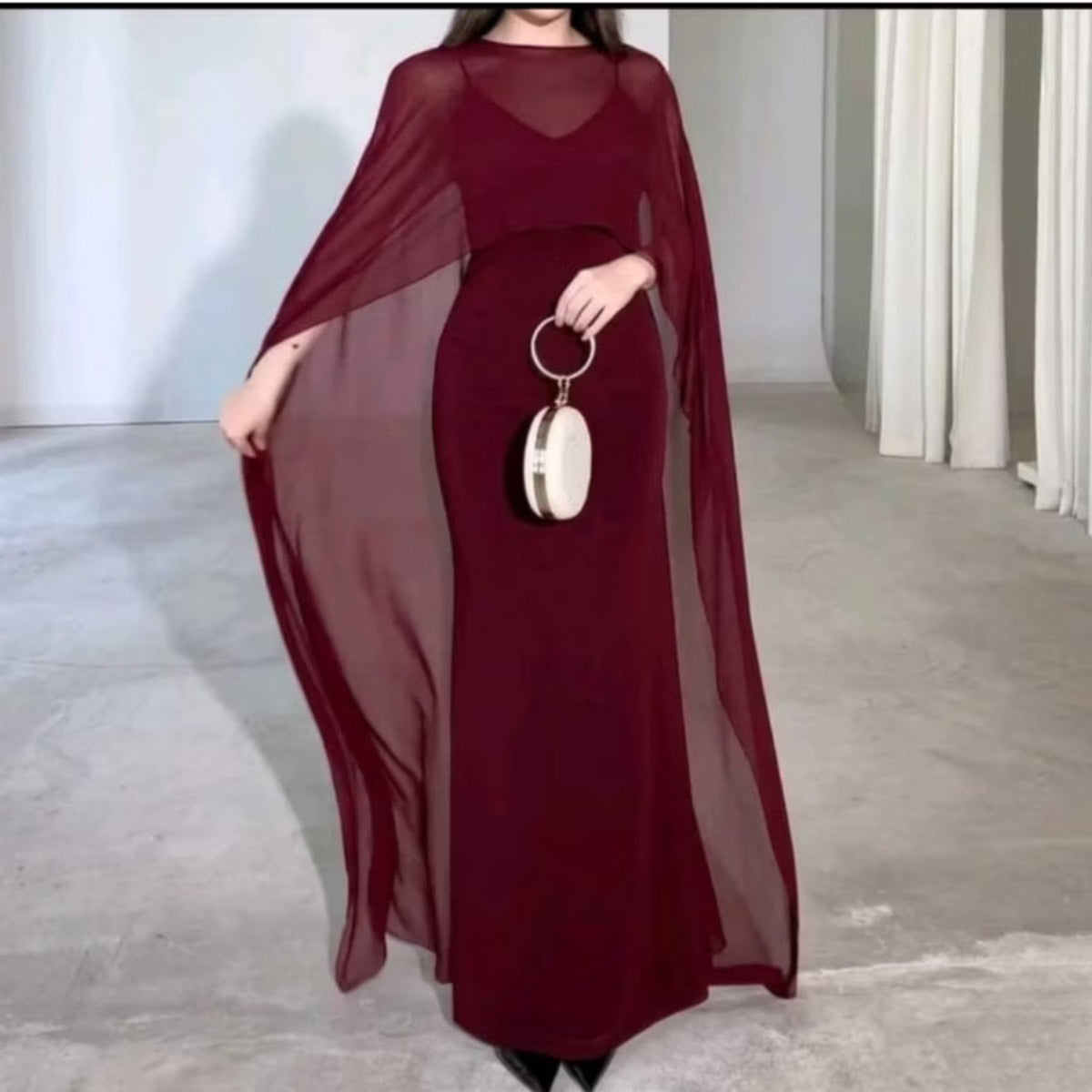Vestido longo suplex com capa de tule, cor vinho