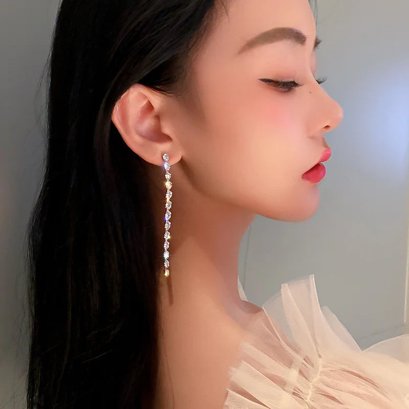 FYUAN Brincos de cristal de zircônia geométrica simples para mulheres, dourados e prateados, brincos longos com borla pendurada, joias