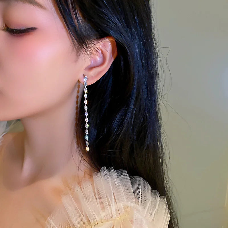 FYUAN Brincos de cristal de zircônia geométrica simples para mulheres, dourados e prateados, brincos longos com borla pendurada, joias