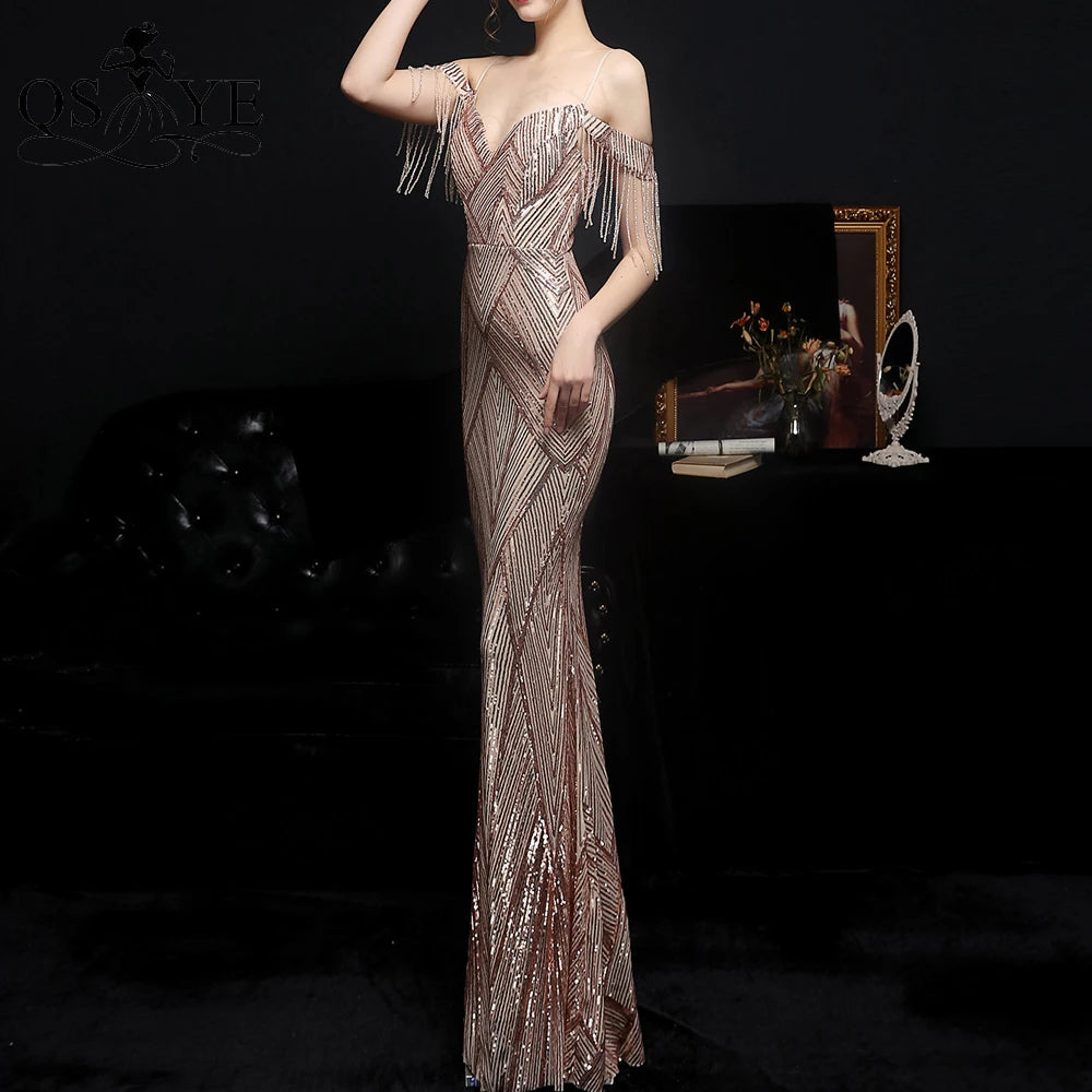 Vestido de Festa Dourado com Lantejoulas, Renda e Modelagem Sereia