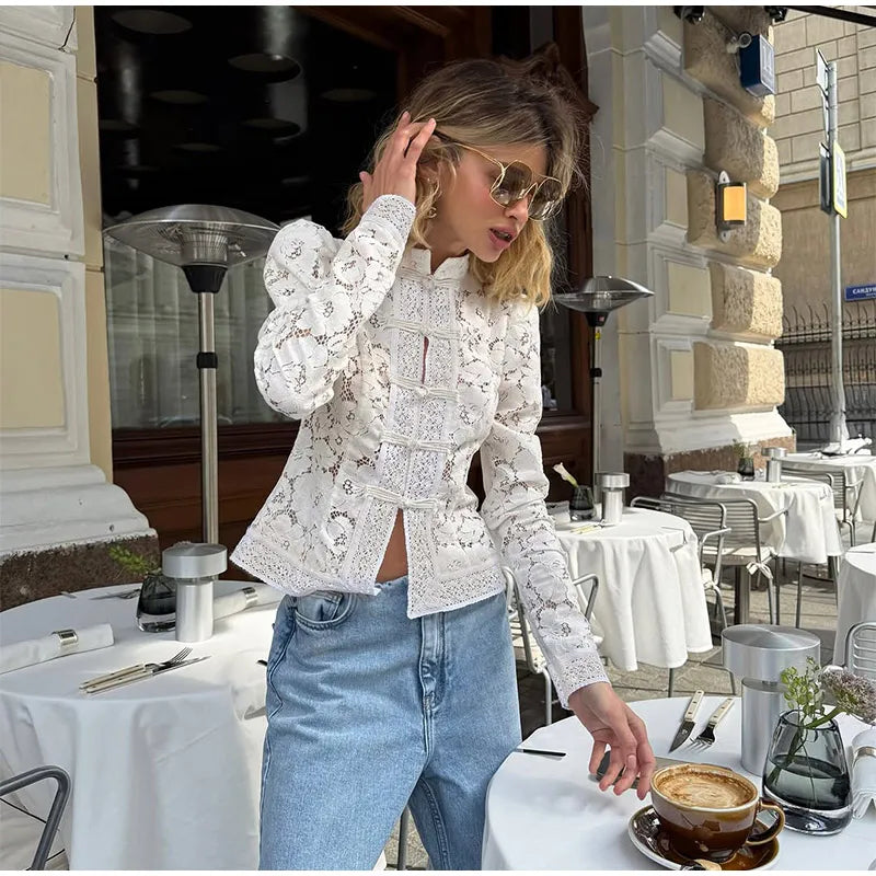 Camisa Feminina com Renda e Estampa Floral – Vintage