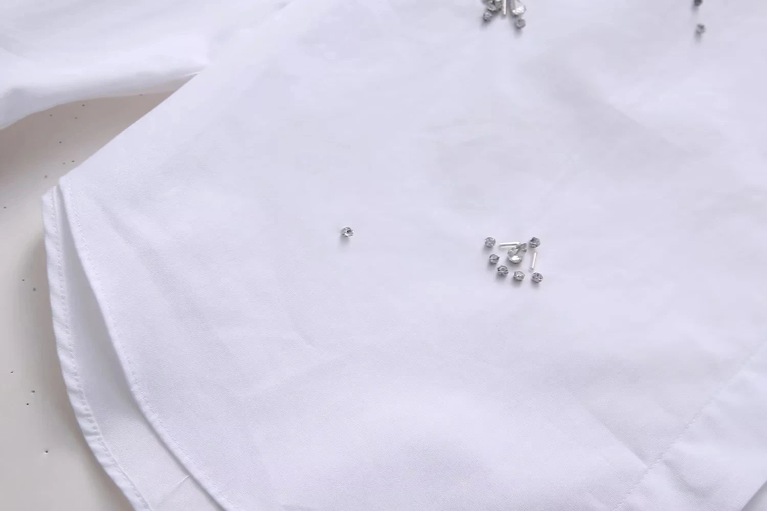 Blusas brancas elegantes da moda primavera 2025, blusas com lapela vazada, camisa slim feminina, casual, streetwear, blusa feminina para escritório