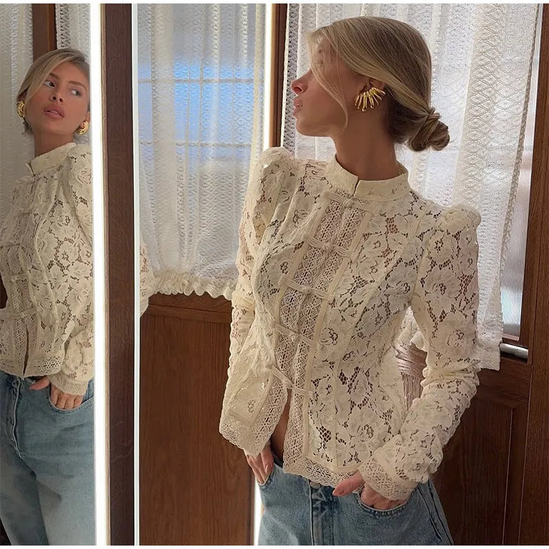 Camisa Feminina com Renda e Estampa Floral – Vintage