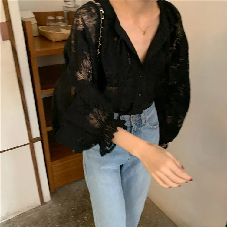 2025 Blusas de renda de manga comprida para mulheres Camisas soltas de outono com decote em V Bordado pesado Ver através de tops vintage