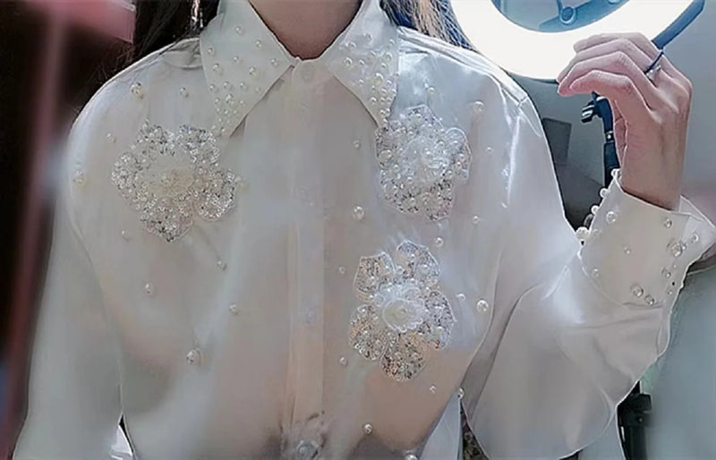 Camisas brancas bordadas com lantejoulas e contas brancas para mulheres, blusas de manga comprida com botões, blusas da moda