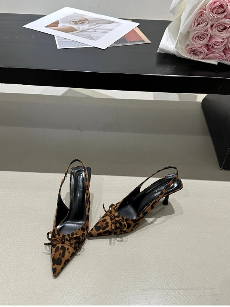 Sandálias femininas de salto alto com estampa de leopardo, bico fino, mules sem cadarço
