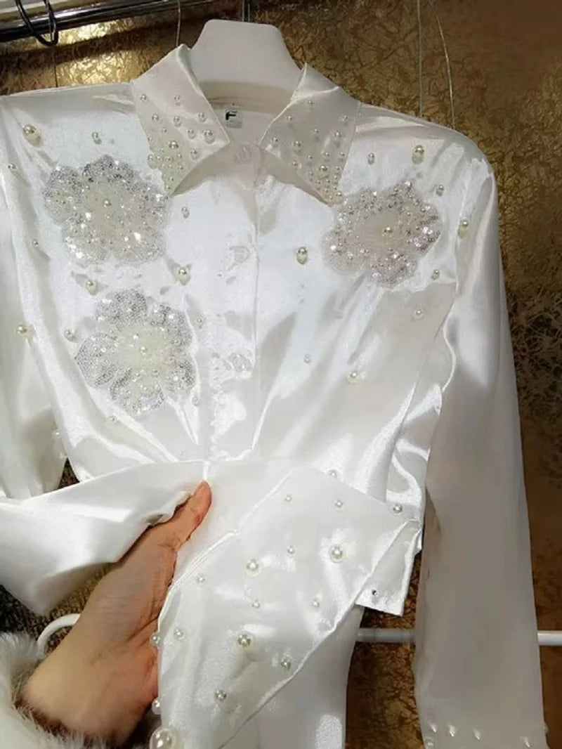 Camisas brancas bordadas com lantejoulas e contas brancas para mulheres, blusas de manga comprida com botões, blusas da moda