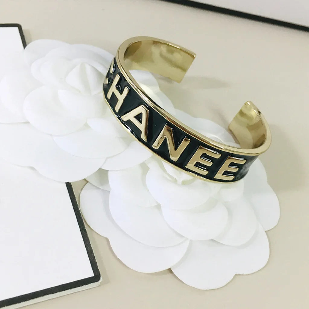 Pulseira Feminina Dourada Vazadacom Esmalte Colorido – Estilo Luxo Elegante