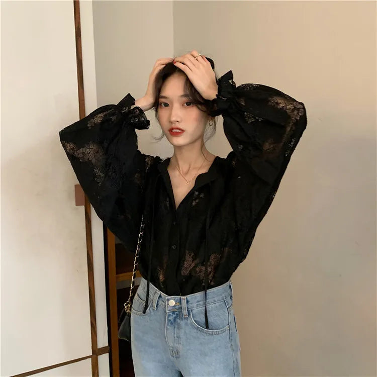 2025 Blusas de renda de manga comprida para mulheres Camisas soltas de outono com decote em V Bordado pesado Ver através de tops vintage