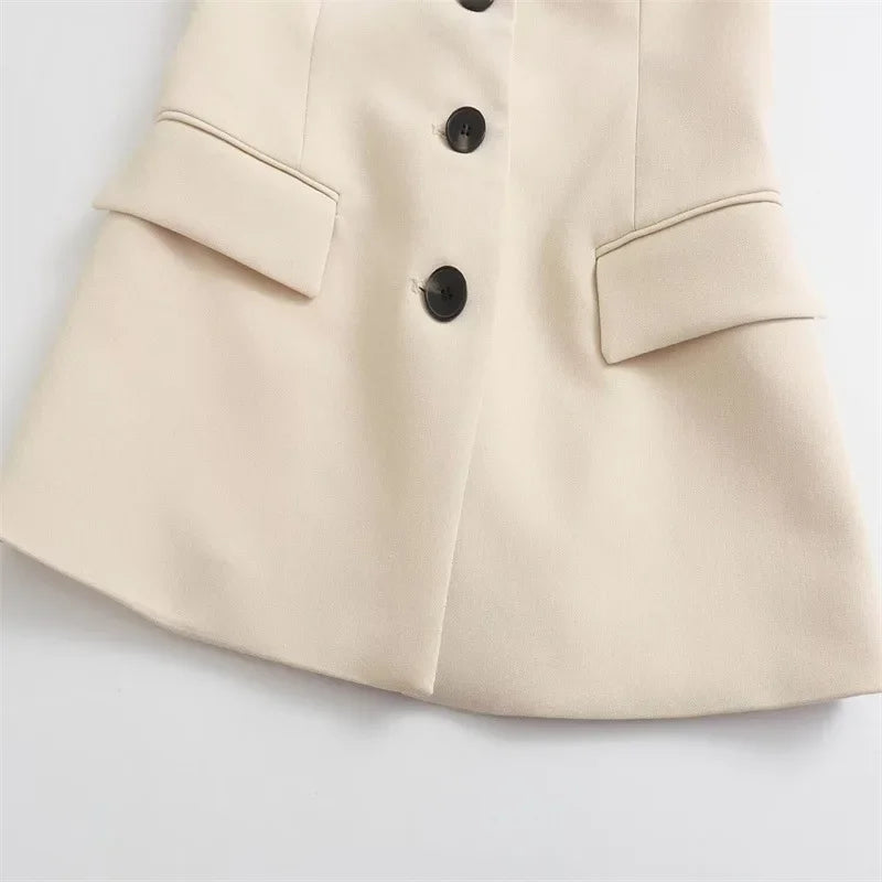 Sutiã elegante e moderno, sem alças, com abotoamento simples e cintura ajustada,  poliéster