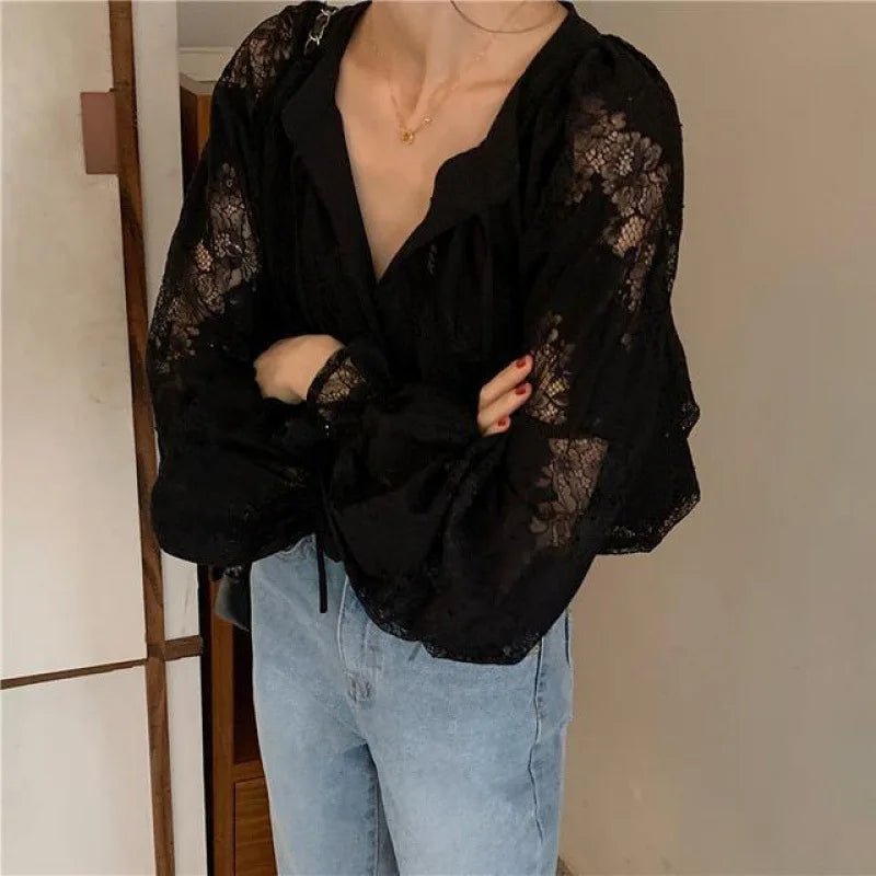 2025 Blusas de renda de manga comprida para mulheres Camisas soltas de outono com decote em V Bordado pesado Ver através de tops vintage