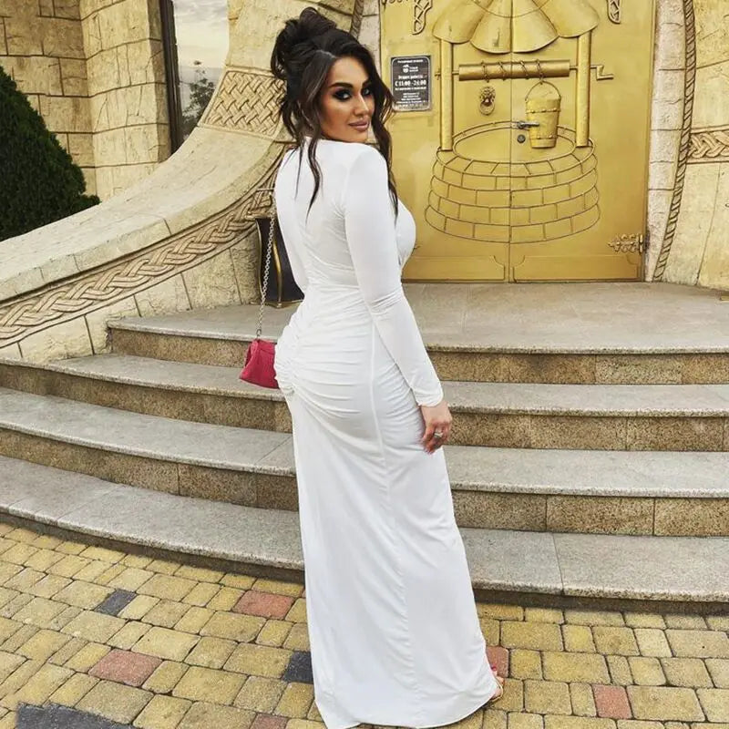 Vestido com Fenda e Decote em V