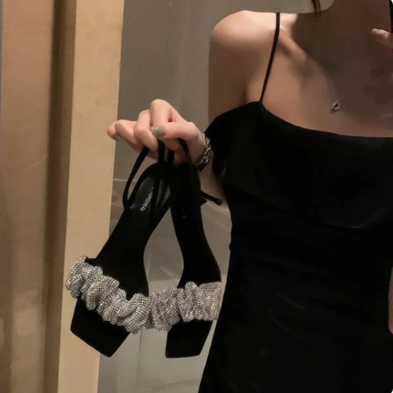 Sandálias femininas de luxo com imitação de diamante, saltos elegantes e pontudos, sandálias gladiadoras com tira traseira, sapatos de baile de verão