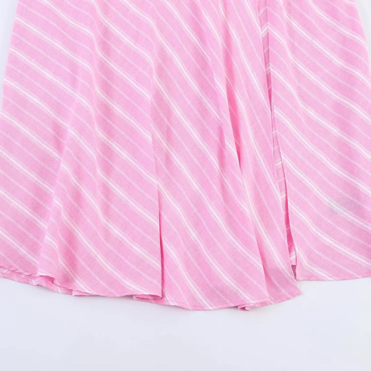 Conjunto social (2 Peças): Camisa Listrada Rosa Oversized de Manga Longa e Saia Midi Plissada com Recorte e Zíper