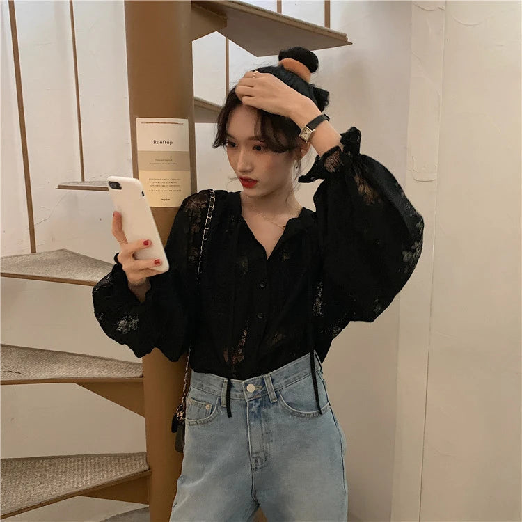 2025 Blusas de renda de manga comprida para mulheres Camisas soltas de outono com decote em V Bordado pesado Ver através de tops vintage