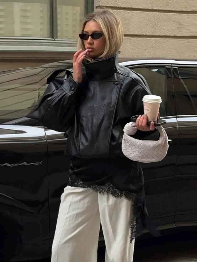 Jaqueta Couro  Marrom e Preta, Manga Longa, Gola Alta, Modelagem Ampla e Encorpada – Estilo Motoqueiro/Streetwear