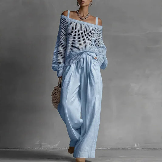 Conjunto em tricô vazado com ombros à mostra: blusa de manga longa e calça pantalona de cintura alta
