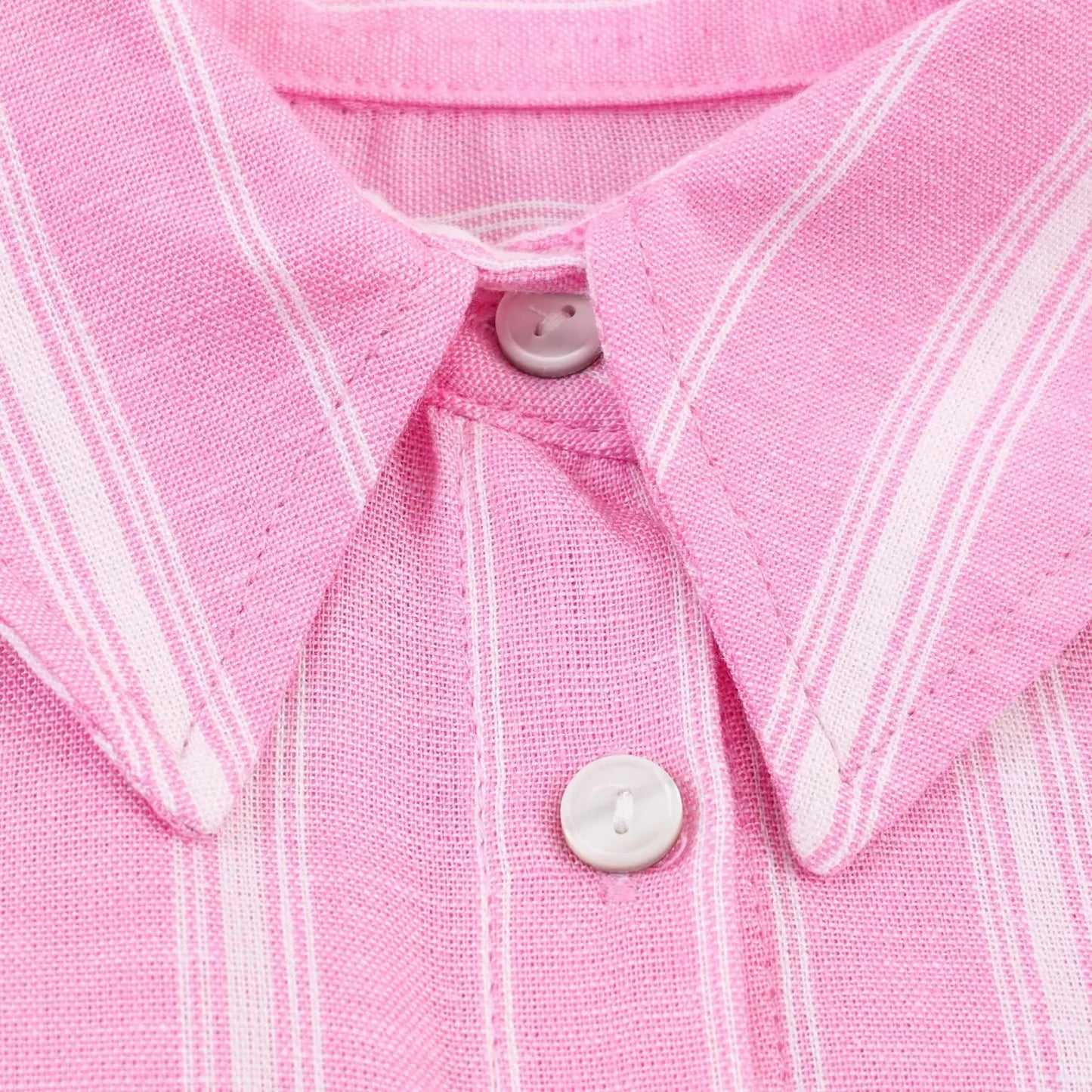 Conjunto social (2 Peças): Camisa Listrada Rosa Oversized de Manga Longa e Saia Midi Plissada com Recorte e Zíper