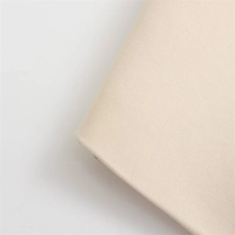 Sutiã elegante e moderno, sem alças, com abotoamento simples e cintura ajustada,  poliéster