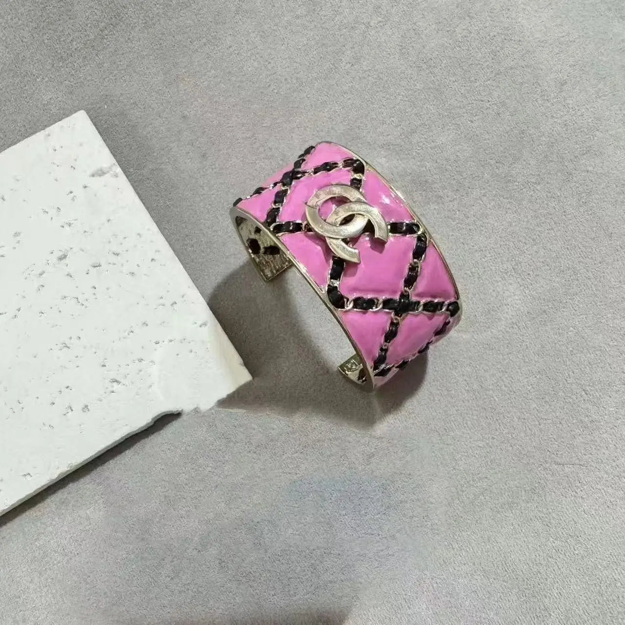 Pulseira Feminina Dourada Vazadacom Esmalte Colorido – Estilo Luxo Elegante