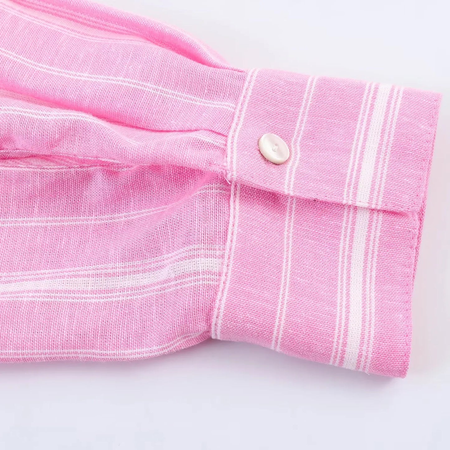 Conjunto social (2 Peças): Camisa Listrada Rosa Oversized de Manga Longa e Saia Midi Plissada com Recorte e Zíper