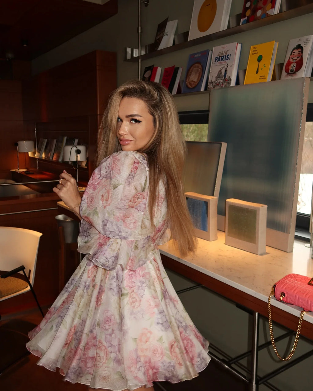 Vestido curto feminino com estampa rosa doce e babados, elegante, manga bufante, decote em V, chiffon, robe curto, verão 2025, vestidos de festa chiques para mulheres