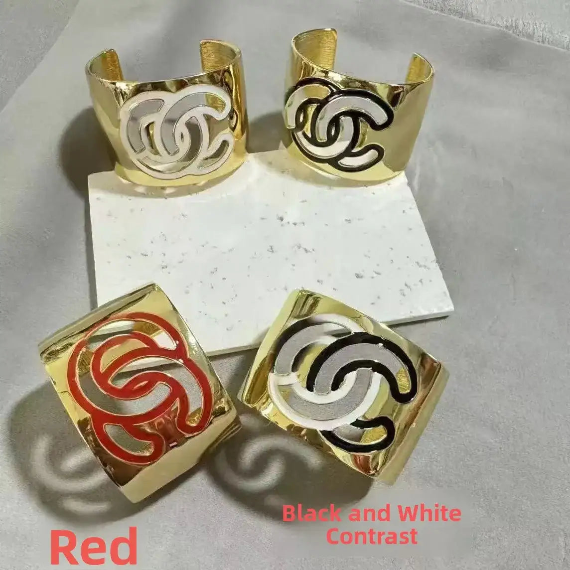 Pulseira estreita vazada com esmalte dourado, brincos coloridos e modernos, estilo clássico e visual luxuoso. Joias leves em liga metálica.