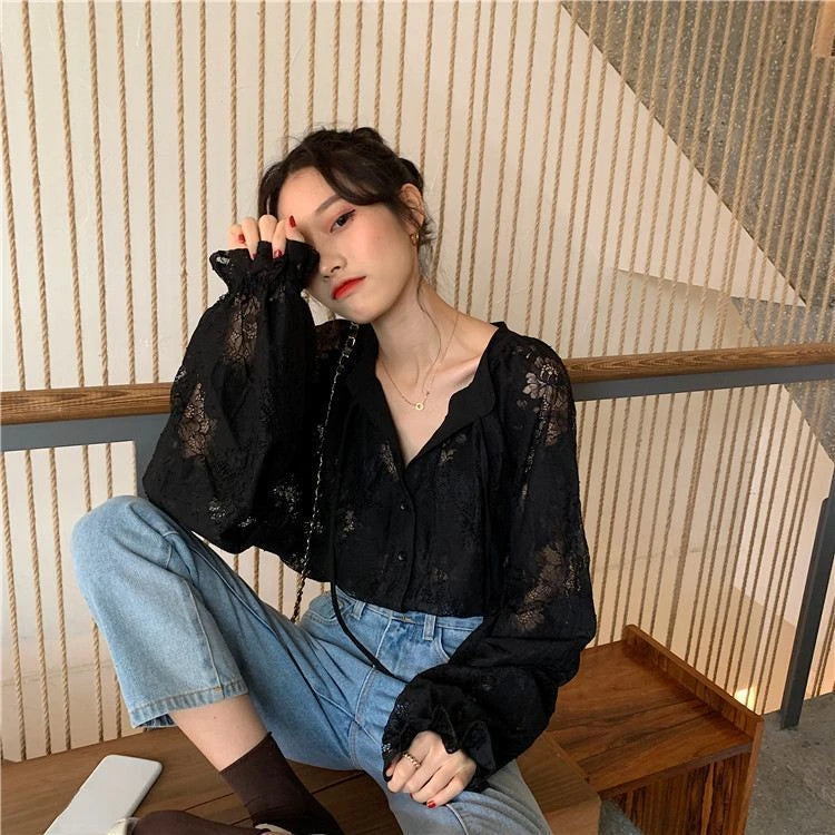 2025 Blusas de renda de manga comprida para mulheres Camisas soltas de outono com decote em V Bordado pesado Ver através de tops vintage