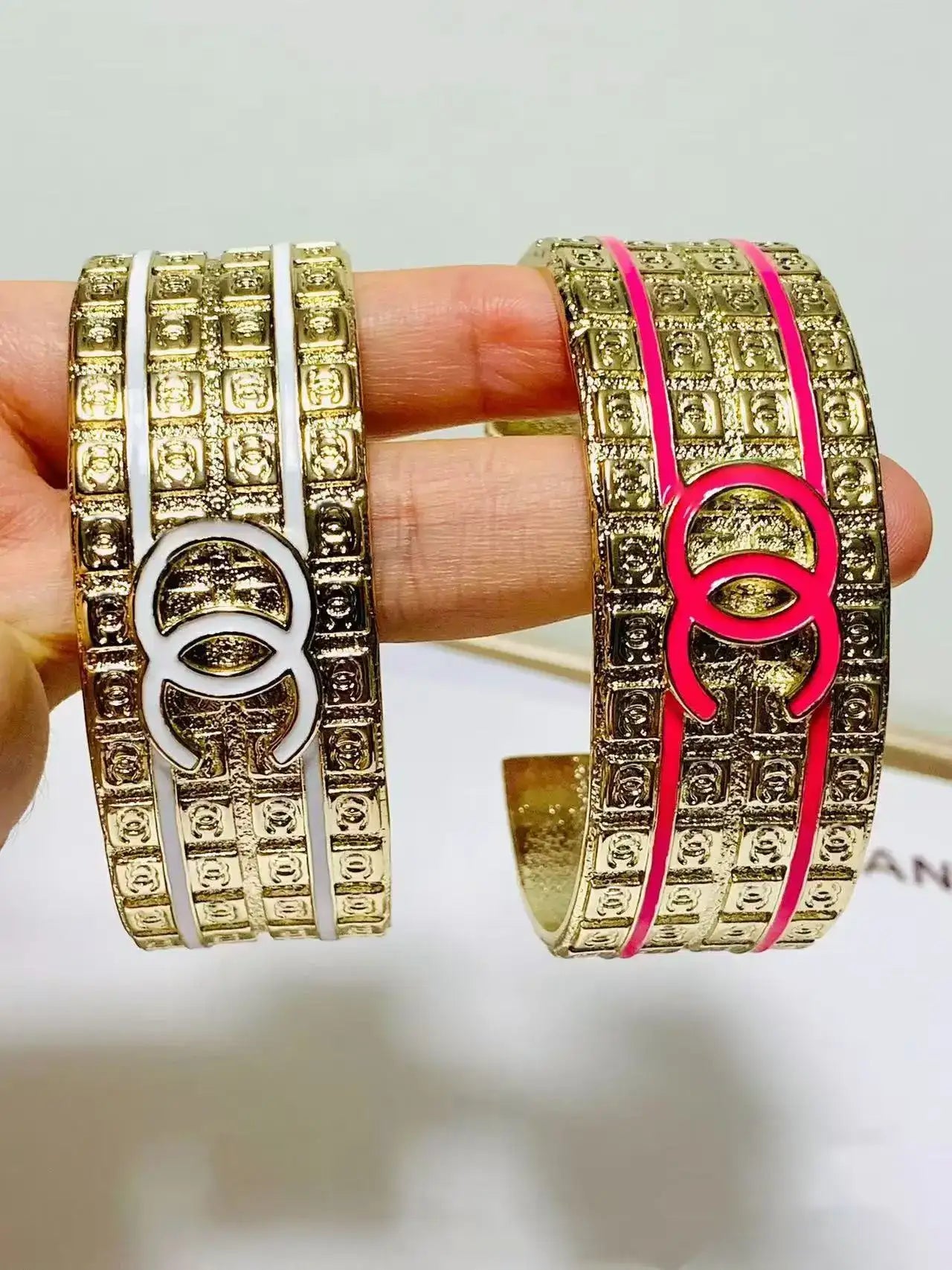 Pulseira estreita vazada com esmalte dourado, brincos coloridos e modernos, estilo clássico e visual luxuoso. Joias leves em liga metálica.