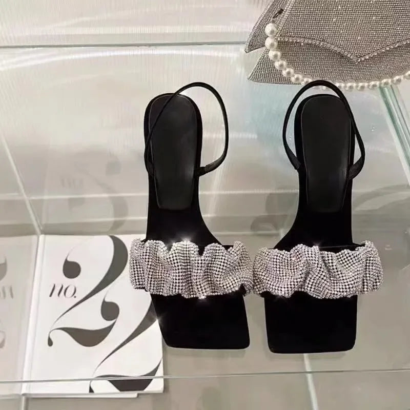 Sandálias femininas de luxo com imitação de diamante, saltos elegantes e pontudos, sandálias gladiadoras com tira traseira, sapatos de baile de verão