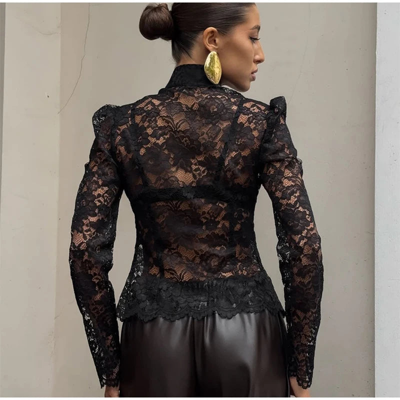 Camisa Feminina com Renda e Estampa Floral – Vintage