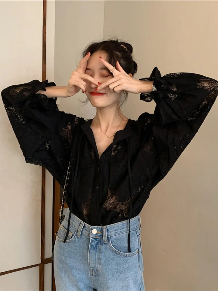 2025 Blusas de renda de manga comprida para mulheres Camisas soltas de outono com decote em V Bordado pesado Ver através de tops vintage
