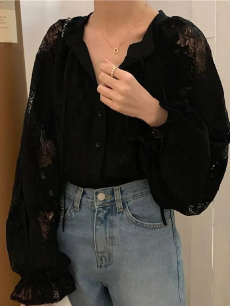 2025 Blusas de renda de manga comprida para mulheres Camisas soltas de outono com decote em V Bordado pesado Ver através de tops vintage