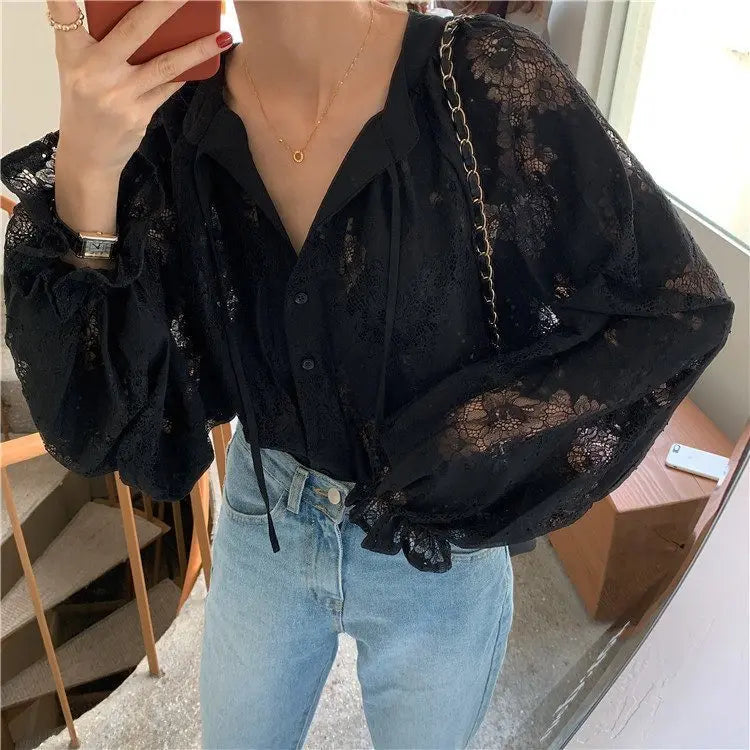 2025 Blusas de renda de manga comprida para mulheres Camisas soltas de outono com decote em V Bordado pesado Ver através de tops vintage