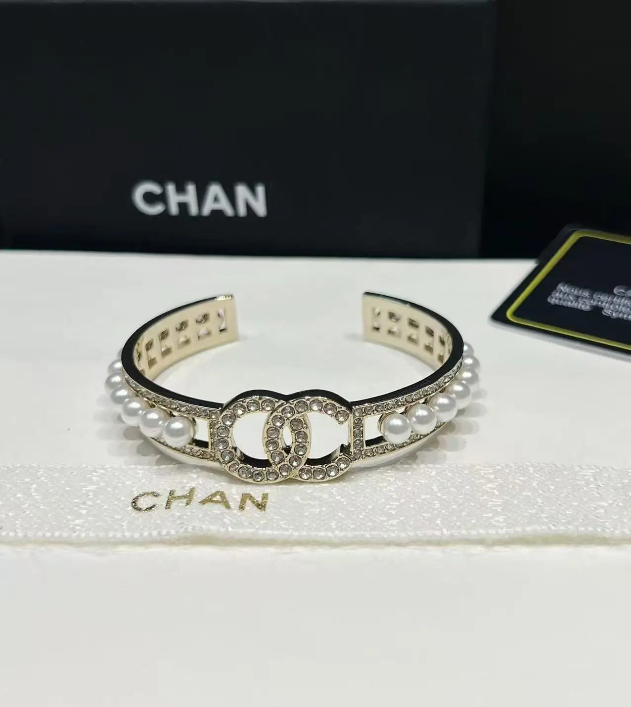 Pulseira Feminina Dourada Vazadacom Esmalte Colorido – Estilo Luxo Elegante