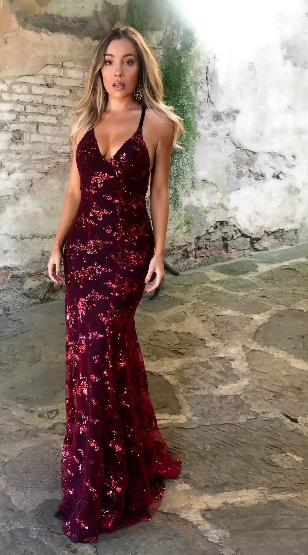 Vestido Longo de Festa com Lantejoulas e Costas Abertas – Decote V Elegante