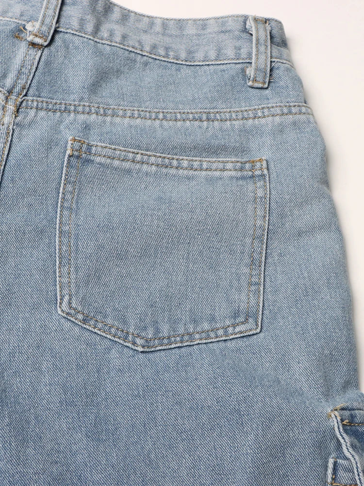 TWOTWINSTYLE Calça jeans feminina folgada com bolsos e patchwork, casual, lisa, cintura alta, botão emendado, streetwear, cargo, jeans feminino