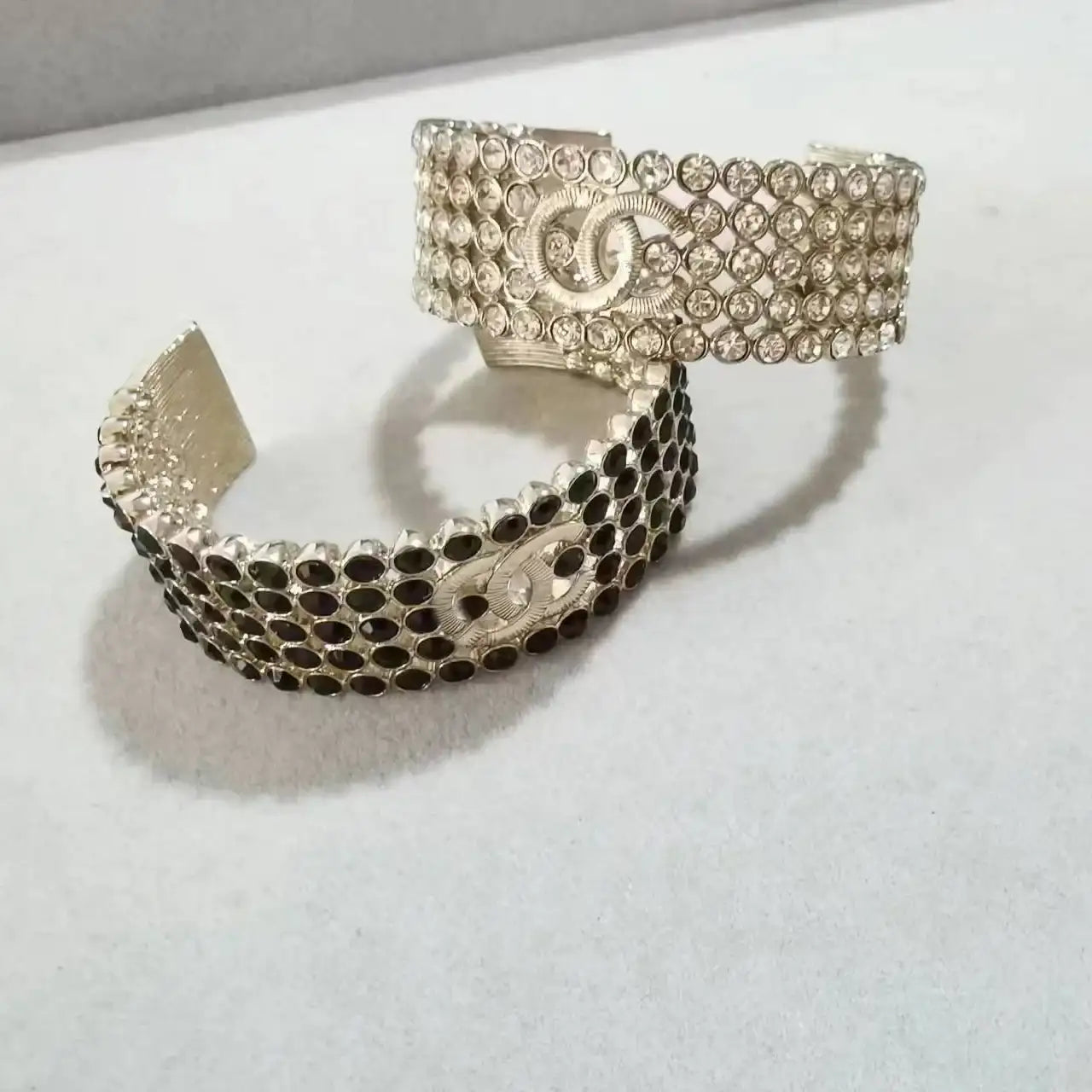 Pulseira estreita vazada com esmalte dourado, brincos coloridos e modernos, estilo clássico e visual luxuoso. Joias leves em liga metálica.