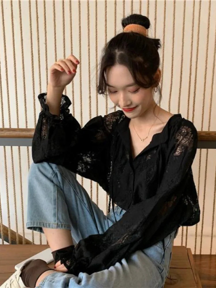 2025 Blusas de renda de manga comprida para mulheres Camisas soltas de outono com decote em V Bordado pesado Ver através de tops vintage