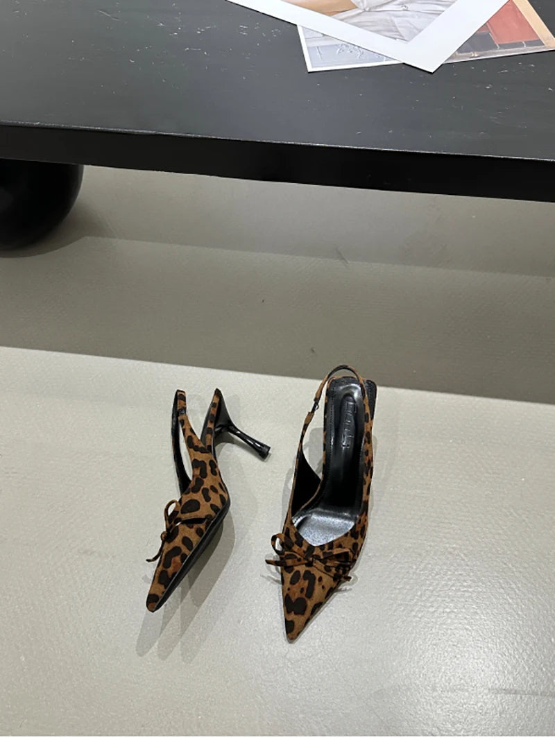 Sandálias femininas de salto alto com estampa de leopardo, bico fino, mules sem cadarço