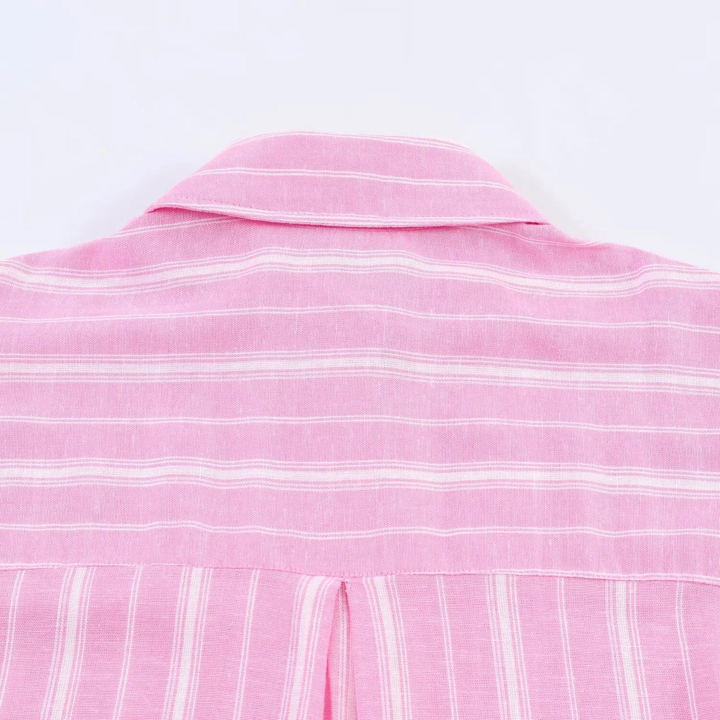 Conjunto social (2 Peças): Camisa Listrada Rosa Oversized de Manga Longa e Saia Midi Plissada com Recorte e Zíper