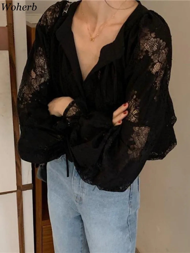 2025 Blusas de renda de manga comprida para mulheres Camisas soltas de outono com decote em V Bordado pesado Ver através de tops vintage